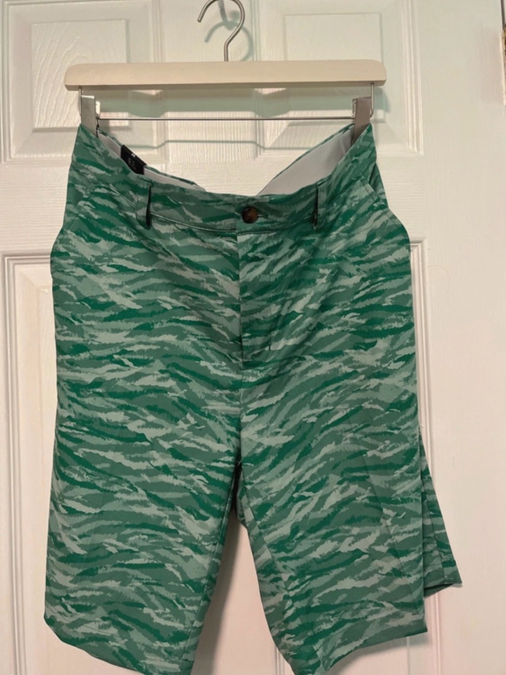 Greg Norman Green Wave Print Performance Stretch Golf Shorts